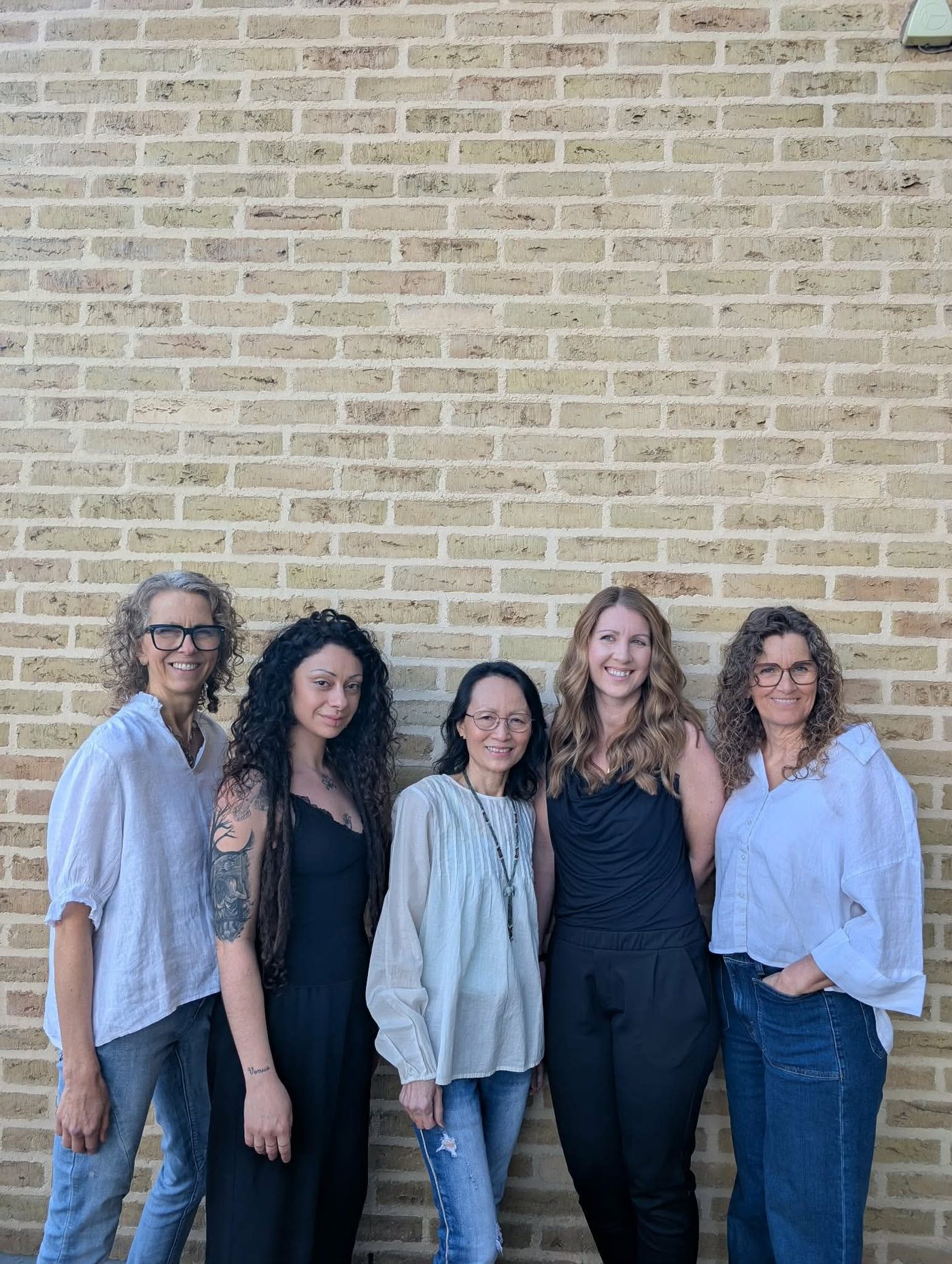 Helen, Sally, Khin, Sanna och Tina utanför salongen på Hantverksvägen i Askim